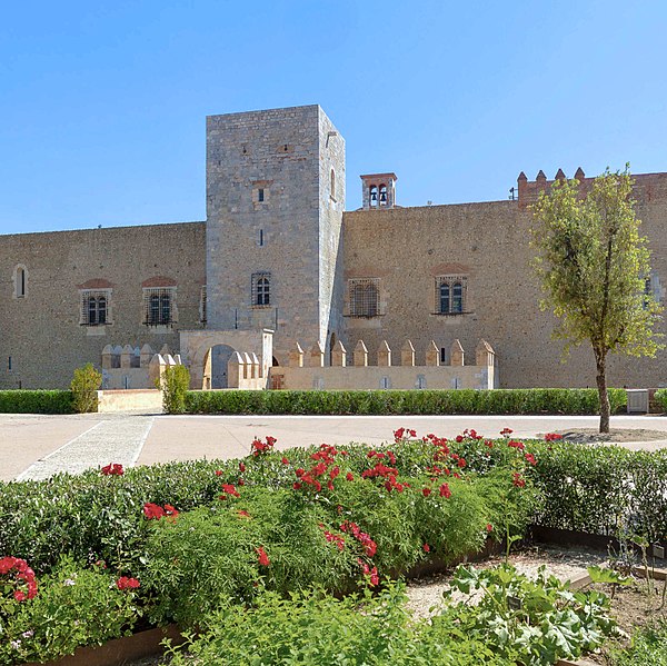 File:Vue du palais des rois de Majorque depuis ses jardins en 2021 (Perpignan - France).jpg