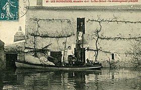 Carte postale datant de 1910, représentant l'évacuation d'une famille par barque lors de la crue de de décembre 1910