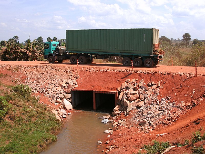 File:WL-Cameroun-Pont de conteneurs-Passage d'un camion.jpg