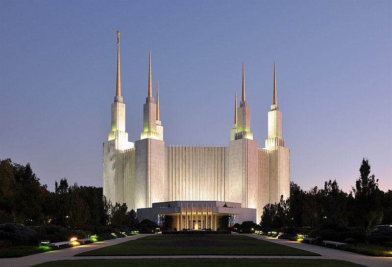 Tiedosto:Washington D.C. Temple At Dusk.jpg