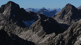 Blick auf die Nordostwand der Wolekleskarspitze zwischen Noppenspitze und Kreuzkarspitze.