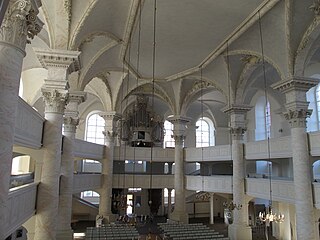 Interior, vista al órgano.