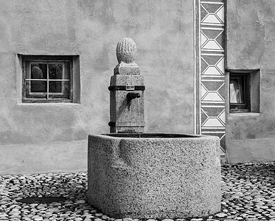 Zernez, Wildenberg Castle in Zernez. Attributes in the courtyard.