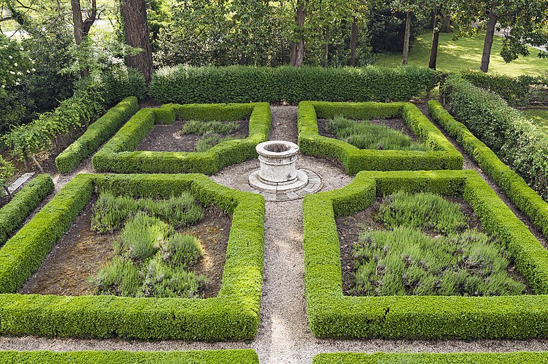 File:(Mira) Villa Foscari - La Malcontenta - pozzo nel giardino sud-orientale.jpg