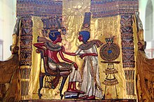 Изображение Атона над царственной четой Тутанхамона и Анхесенамон. Кресло из гробницы KV62, экспонат Каирского музея
