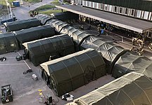 בית חולים שדה שהוקם על ידי הצבא בחזית בית החולים "המזרחי" (האוניברסיטאי) בגטבורג, ב-23 במרץ 2020. האוהלים מכילים יחידות טיפול נמרץ זמניות לטיפול בחולי COVID-19.