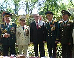 Adygean tasavallan päällikkö Tkhakushinov A.K. sekä tarkastaja kenraalit Dorofejev A.A., kontraamiraali Tkhagapsov M.M.  Kenraaliluutnantti Shchepin Yu.F.  Kenraalimajuri Kolyagin Yu.N.  Voitonpäivä Maykopissa.  vuosi 2013.