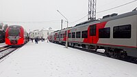 Электропоезда «Ласточка» сообщением Санкт-Петербург — Псков (слева) и Псков — Петрозаводск (справа)