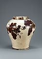 Un singe dans la vigne. Vase. Porcelaine blanche peinte en brun de fer. H. 31 cm. XVIIe ou XVIIIe siècle. Trésor national, Musée national de Corée