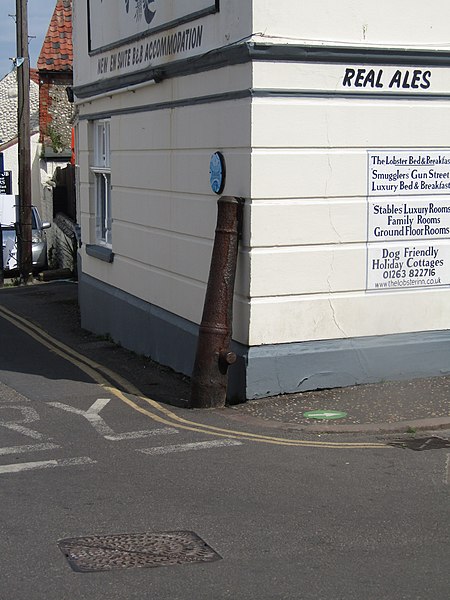 File:-2021-06-14 Cannon on the corner of Gun Street, Sheringham, Norfolk (2).JPG