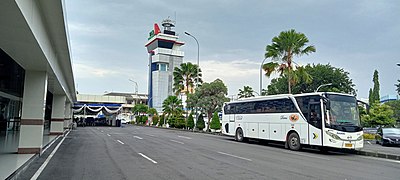 Bus Perum DAMRI tujuan Terminal Purabaya terparkir di area parkir Terminal Penumpang Gapura Surya Nusantara.