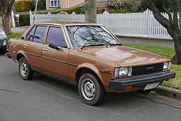 1983 Toyota Corolla (KE70) berline CS (2015-07-03) 01.jpg