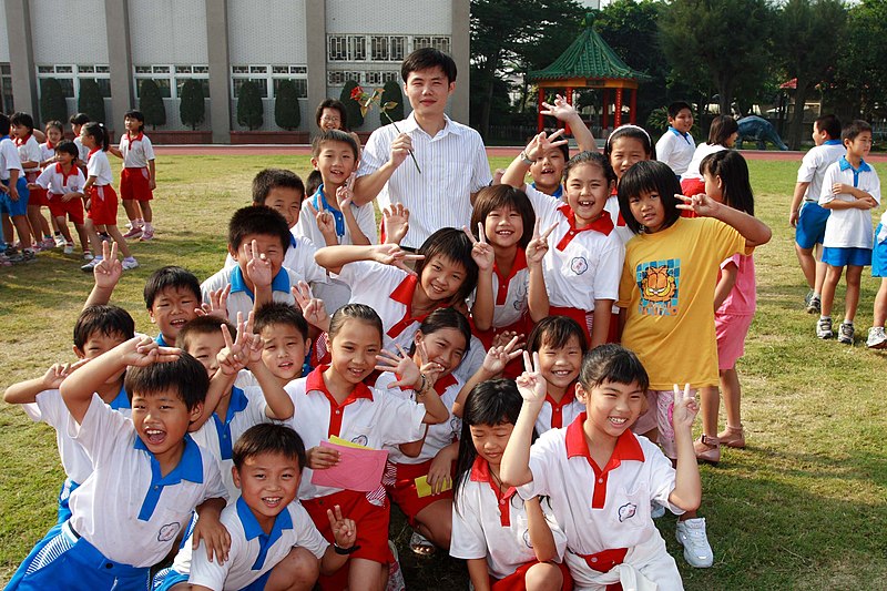 File:2006-09-28 teacher and students of Dong Shih Elementary School in Yunlin.jpg