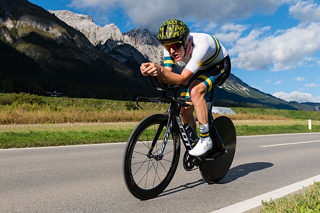 Австралийский велогонщик Каллум Скотсон во время индивидуальной гонки андеров на чемпионате мира по шоссейным велогонкам 2018 года