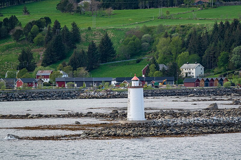 File:2023-05-18 01 Høgsteinen Lighthouse (Høgsteinen fyrstasjon, view from north), Norway.jpg