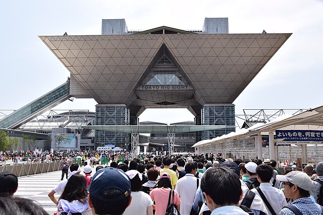 Entry queue to Comiket 90 in August 2016