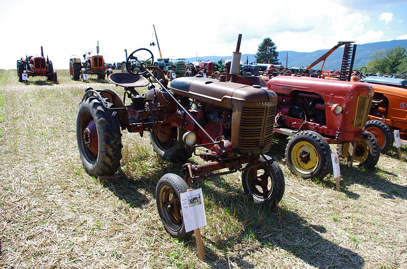 File:3ème Salon des tracteurs anciens - Moulin de Chiblins - 18082013 - Tracteur Farmall - 1950 - droite.jpg