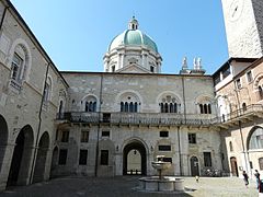 Cour du broletto de Brescia (côté sud).