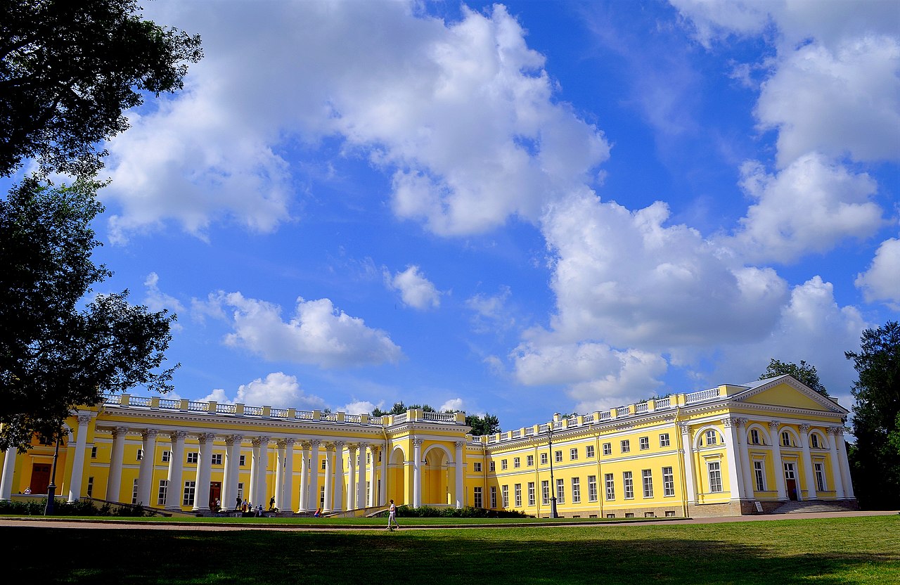 Александровский дворец с разных сторон
