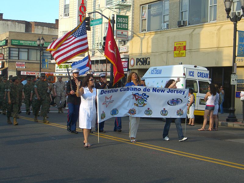 File:6.6.10CubanParadeUCByLuigiNovi3.jpg