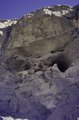 Un gros rocher avec des grottes - Biroten, Algérie, février 1985