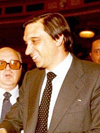 Adolfo Suarez felicita al ministro de Trabajo, Rafael Calvo Ortega.jpg