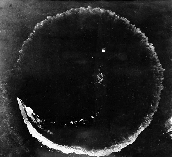 Archivo:Aerial view of the Japanese aircraft carrier Sōryū evading an air attack on 4 June 1942 (fsa.8e00397).jpg