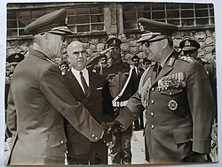 Puolustusvoimien komentaja kenraali Odysséas Angelís tervehtii huhtikuussa 1971 valtionhoitajaa Geórgios Zoitákisia (oikealla). Stylianós Pattakós heidän välissään siviiliasussa.