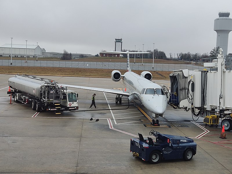 File:American by Envoy N931AE ERJ145LR GSO.jpg