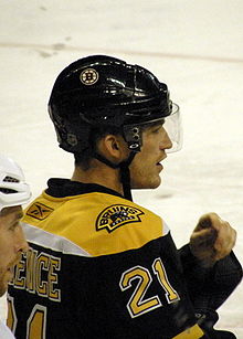 Photographie du joueur avec le maillot noir des Bruins de Boston