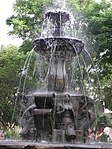 English: Fountain in central park Español: Fuente en el parque central