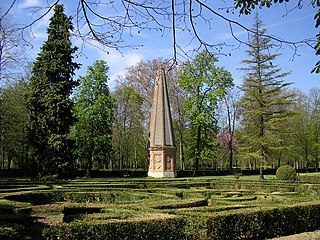 Obelisco de los Jardines de la Isla / The Obelisk of La Isla Gardens