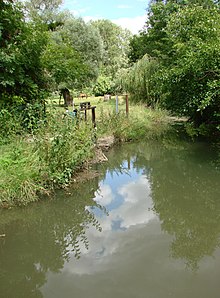 L'Ardre à Crugny. Un ruisseau la rejoint, une vanne a été installée.