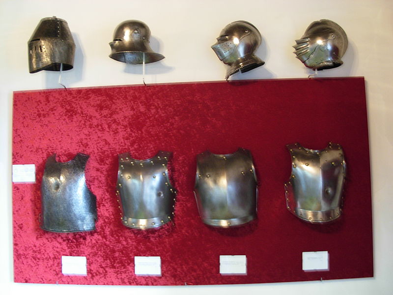 File:Armor and helmets in Muzeum Zagłębia.JPG