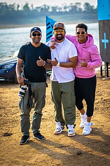 Ashish Parmar MTV Roadies-ni mezbon Rannvijay Singx va asosiy etakchi shahzoda Narula.jpg bilan suratga oldi