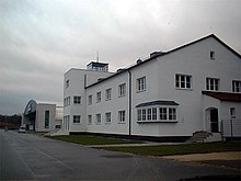 Vorgängerflughafen Nürnberg-Fürth, ehemaliges Flugleitgebäude und Hangar (2004)