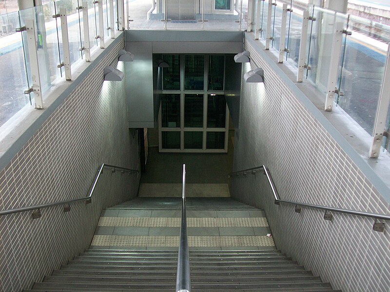 File:Auburn railway station stairs.jpg