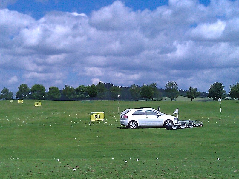 File:Audi sammelt Driving-Range Bälle auf - panoramio (1).jpg