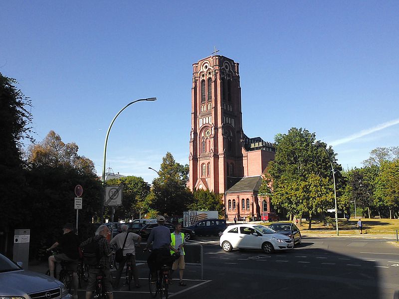 File:Auferstehungskirche (Berlin-Friedrichshain) Friedensstraße 2016.jpg