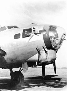 Le nez d'un B-17G et sa tourelle « menton » armée de deux mitrailleuses de 12,7 mm.