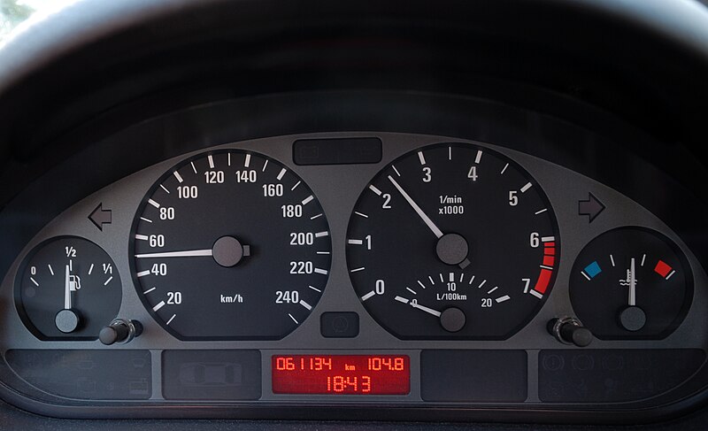 File:BMW 320i E46 instrument cluster during fuel cut-off (aka).jpg