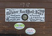 Deutsch: An der Außenwand des Hollhauses auf der Tauplitzalm in Bad Mitterndorf in der Steiermark befindet sich diese historische Tafel mit dem Hinweis auf die früheren Besitzer. Das Haus ist seit 2008 in privatem Besitz und ist seither ein Vertragshaus des ÖAV. English: A historical plaque at the facade of the alpine hut Hollhaus at the alpine pasture Tauplitzalm in Styria / Austria notifies about the former owner. Since 2008 the house is private property and is run as mountain inn under contract with Austrian Alpine Club ÖAV.