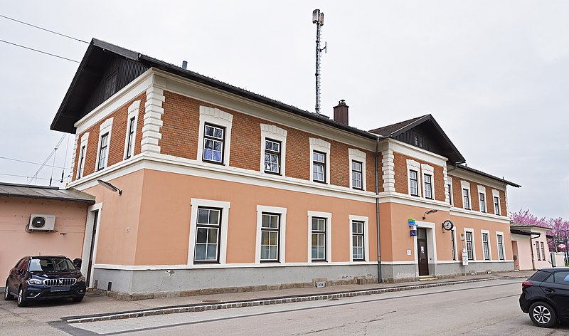 File:Bahnhof 22495 in A-2051 Zellerndorf.jpg