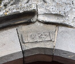 La clé de voûte du portail portant la date de 1547.