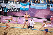 Deutsch: Beachhandball bei den Olympischen Jugendspielen 2018; Tag 6, 12. Oktober 2018; Mädchen, Hauptrundenspiel – Ungarn-Niederlande 2:1 English: Beach handball at the 2018 Summer Youth Olympics at 12 October 2018 – Girls Main Round – Hungary-Netherlands 2:1