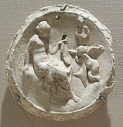 Emblema (latin). Aphrodite et Eros. IIe – Ier siècle AEC. Plâtre, D. 6 cm. Méditerranée, découvert dans le trésor de Begrâm, Afghanistan. Met