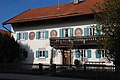 Ehemaliges Bauernhaus in der Dorfstraße 15 in Benediktbeuern, Landkreis Bad Tölz-Wolfratshausen, Regierungsbezirk Oberbayern, Bayern. Als Baudenkmal unter Aktennummer D-1-73-113-21 in der Bayerischen Denkmalliste aufgeführt.