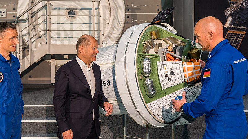 File:Besuch von Bundeskanzler Olaf Scholz bei der DLR und ESA in Köln-40841.jpg