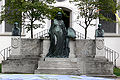 Braith-Mali-Denkmal im Hof des Spitals (Braith-Mali-Museum), im Hintergrund der Eingang zur Evangelischen Spitalkirche