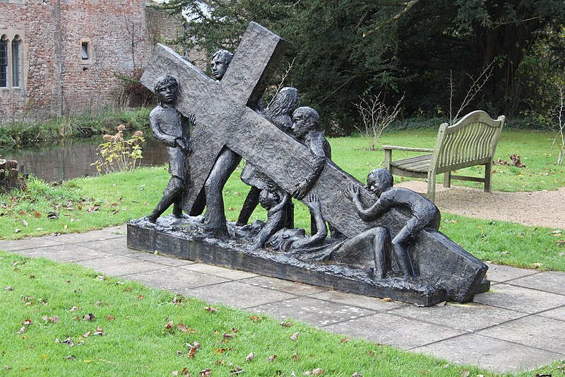 File:Bishop's Palace, Wells. Sculpture.jpg